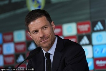 德甲教练圈地震!曝滕哈赫执教勒沃库森,皇马喜提阿隆索!